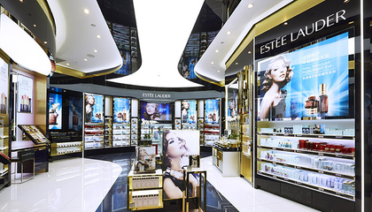 關(guān)稅下調(diào)引發(fā)進口化妝品降價潮，市場銷售格局或?qū)⒅厮? class=